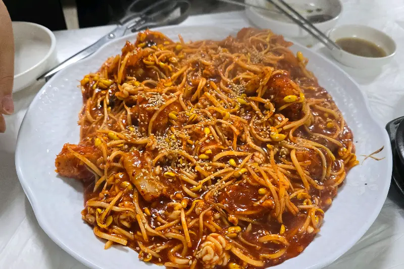 매콤한 양념에 볶아먹는 환상의 볶음밥