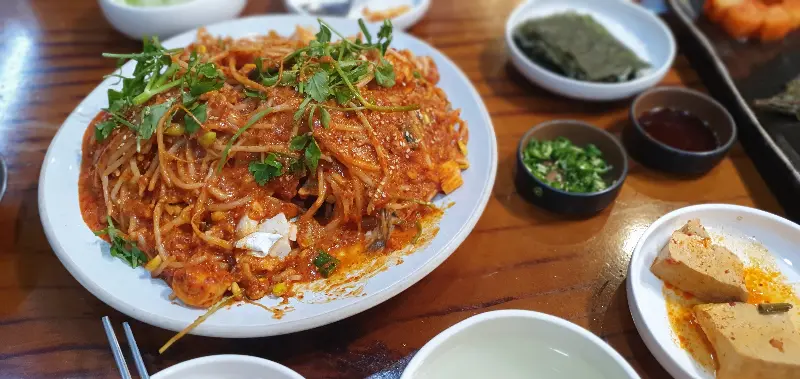 다양한 밑반찬과 푸짐한 대구뽈찜