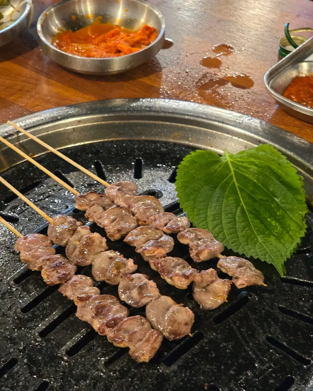 숯불에 구워진 염통 꼬치