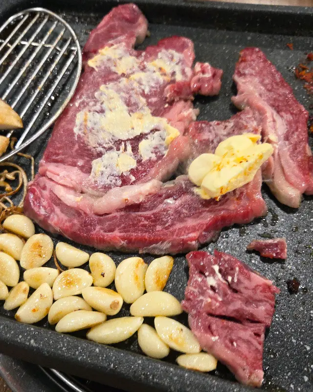 불판 위에서 구워지는 한우와 마늘