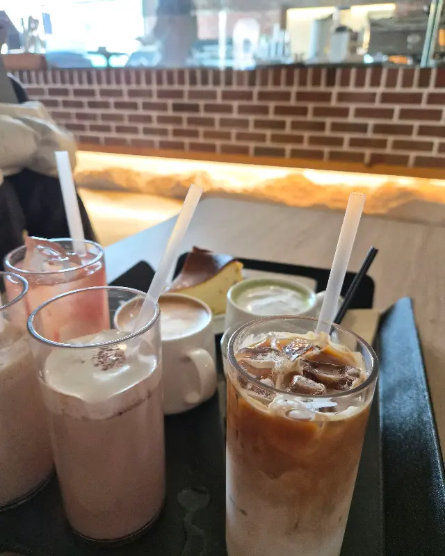 다양한 음료와 디저트