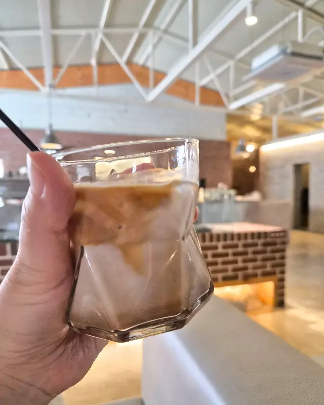 세련된 유리잔에 담긴 라떼