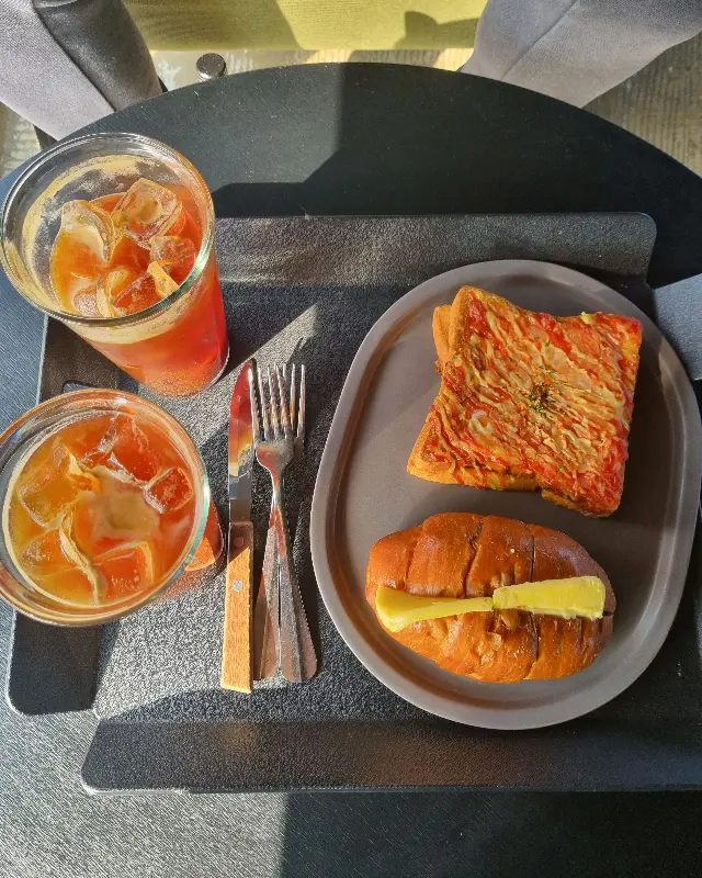 다양한 빵과 음료