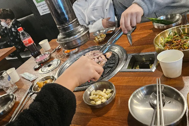 가족과 함께 고기를 구워먹는 모습