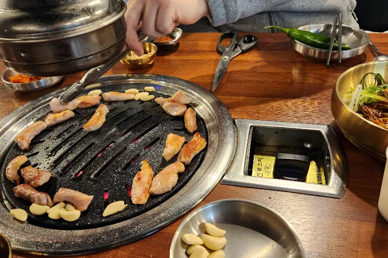 고기를 굽는 모습