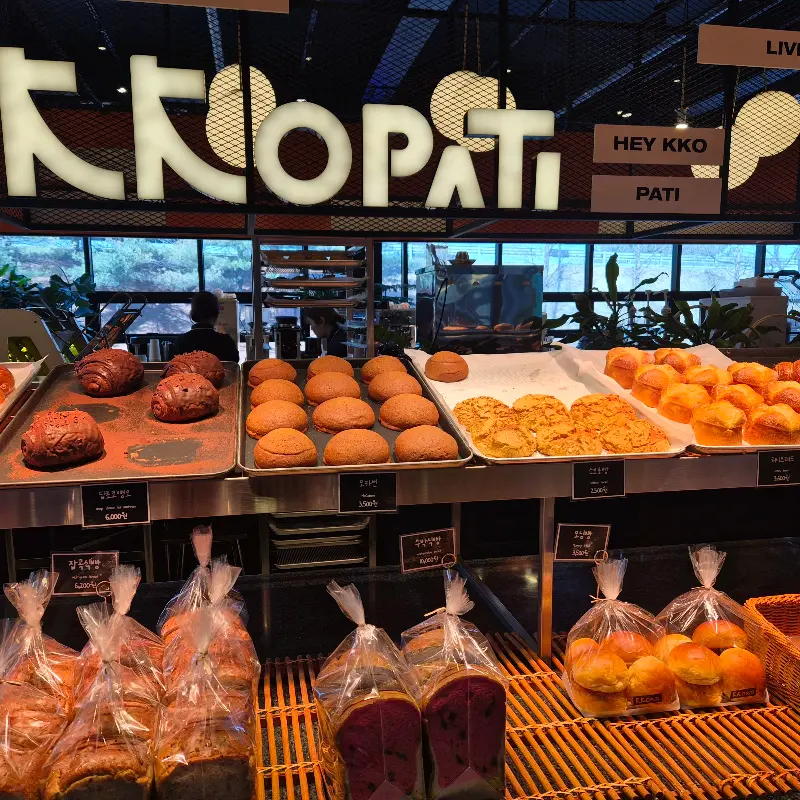 다양한 종류의 빵이 진열된 쇼케이스