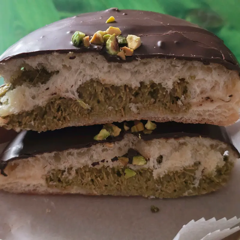 단면을 자른 피스타치오 도넛