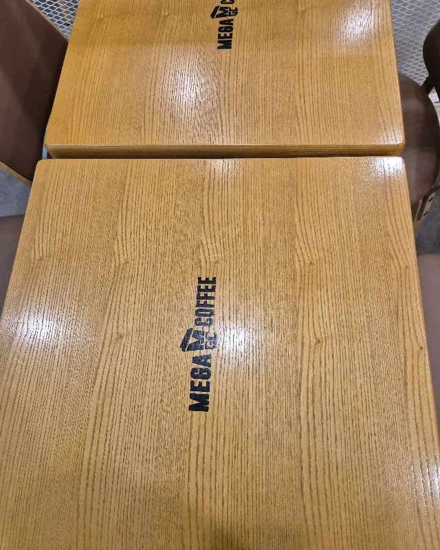 메가커피 테이블