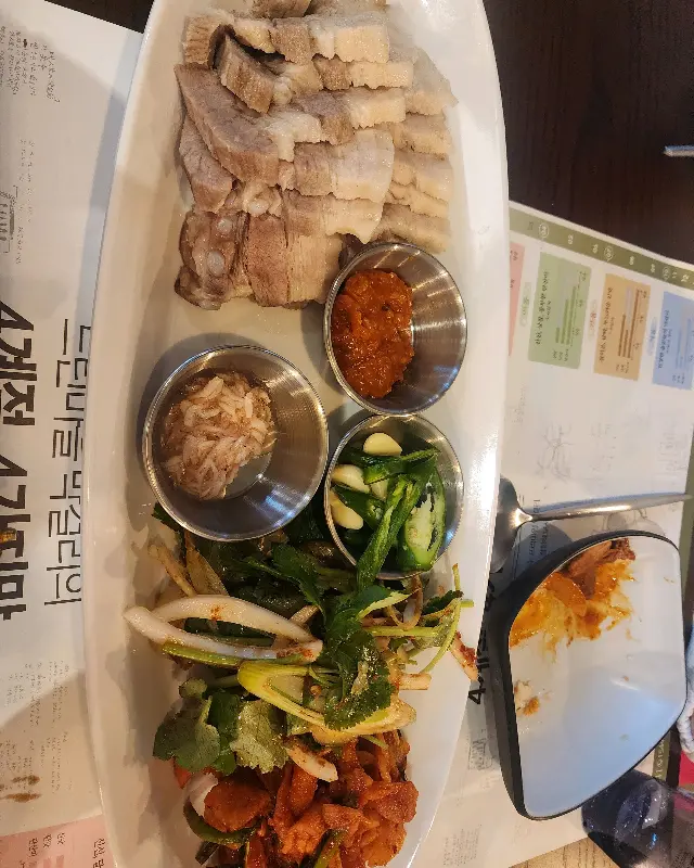 수육과 곁들임 메뉴