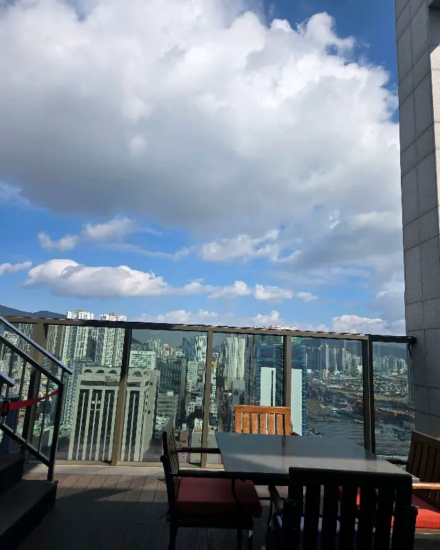 얼라이브 뷔페에서 바라본 부산 시내 전경