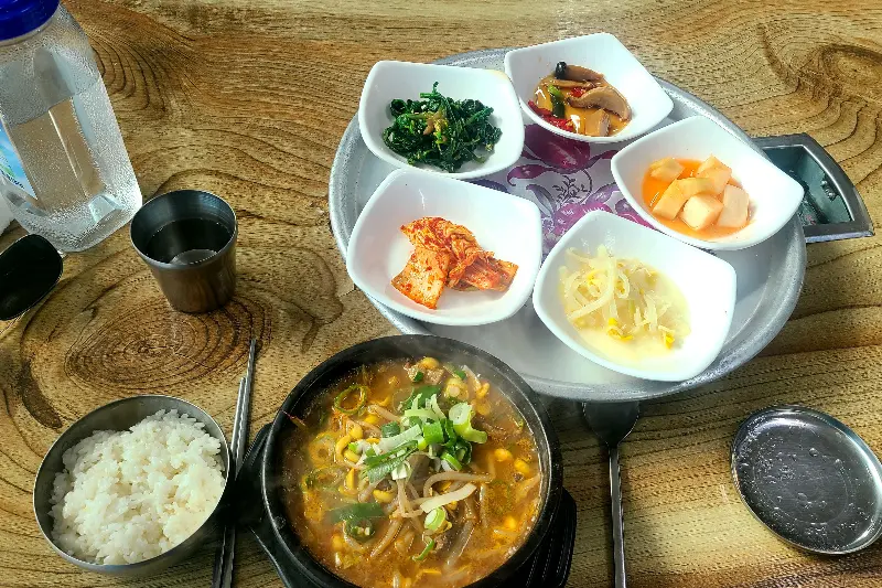 정갈한 밑반찬 세팅