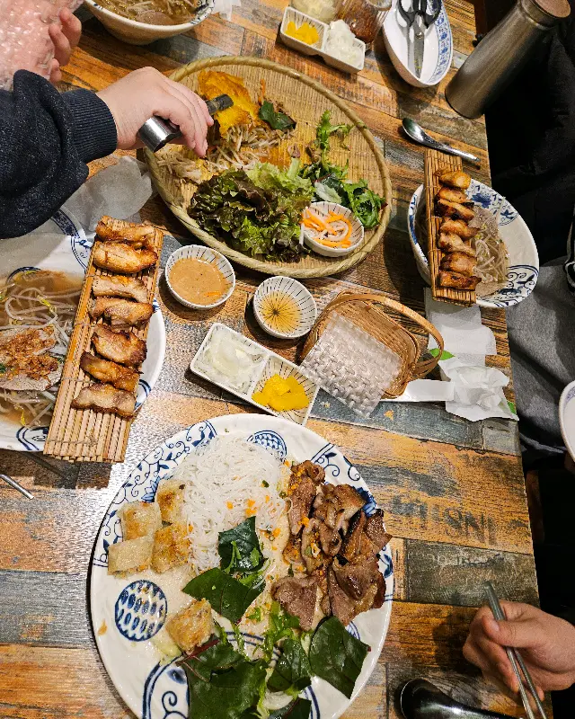 다채로운 메뉴 한 상 차림