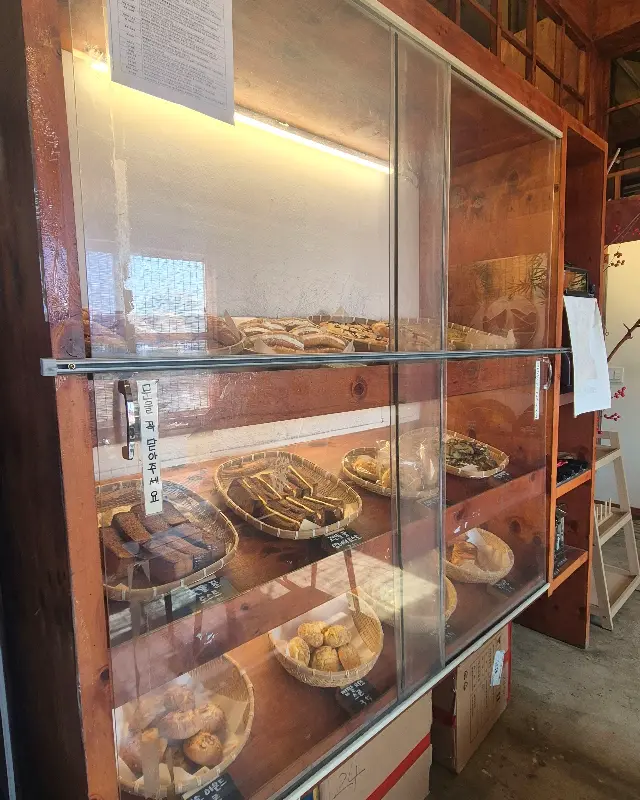 연천회관 빵 진열 모습