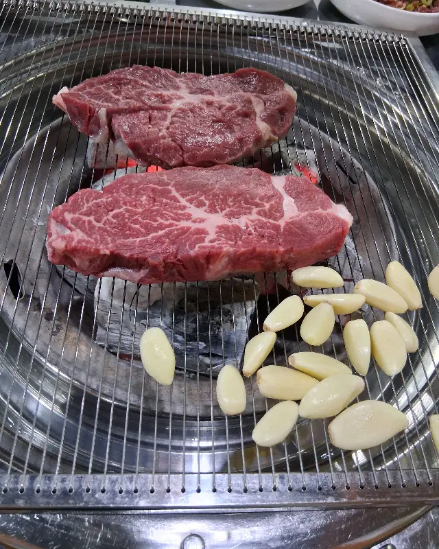 숯불 위에 구워지는 소고기