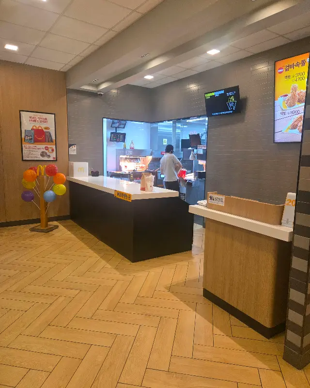 매장 내부 전경