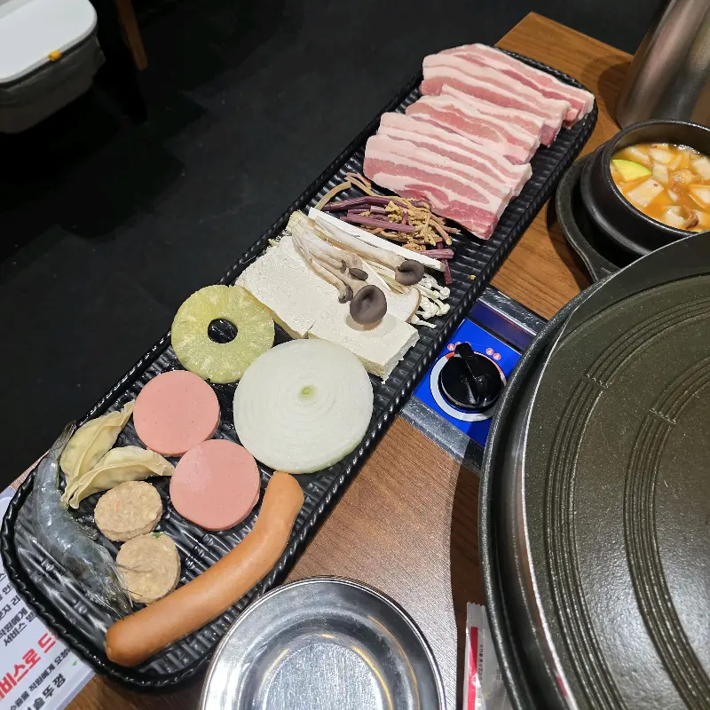 삼겹살과 함께 구워 먹을 수 있는 다양한 재료들