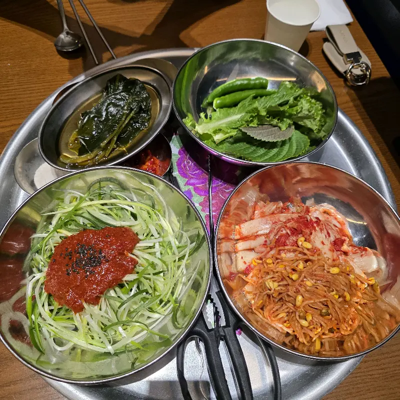 다양한 곁들임 찬들이 은쟁반에 푸짐하게 담겨 나온 모습