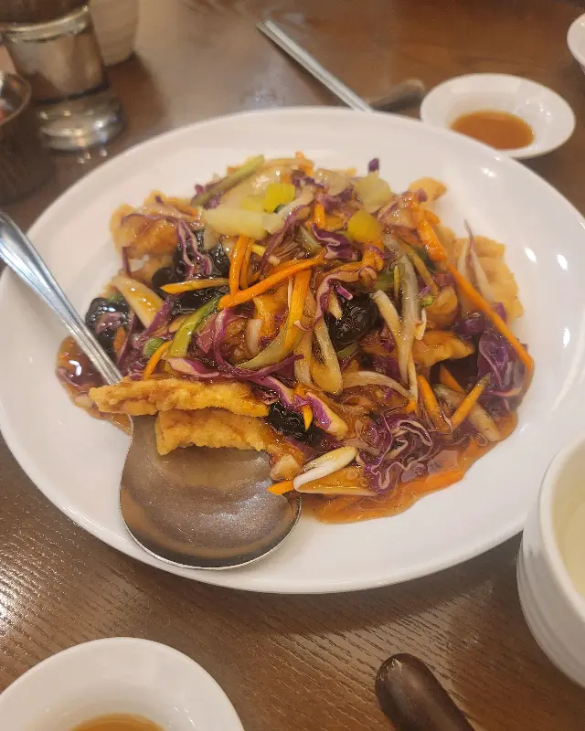 다채로운 야채 고명이 인상적인 요리