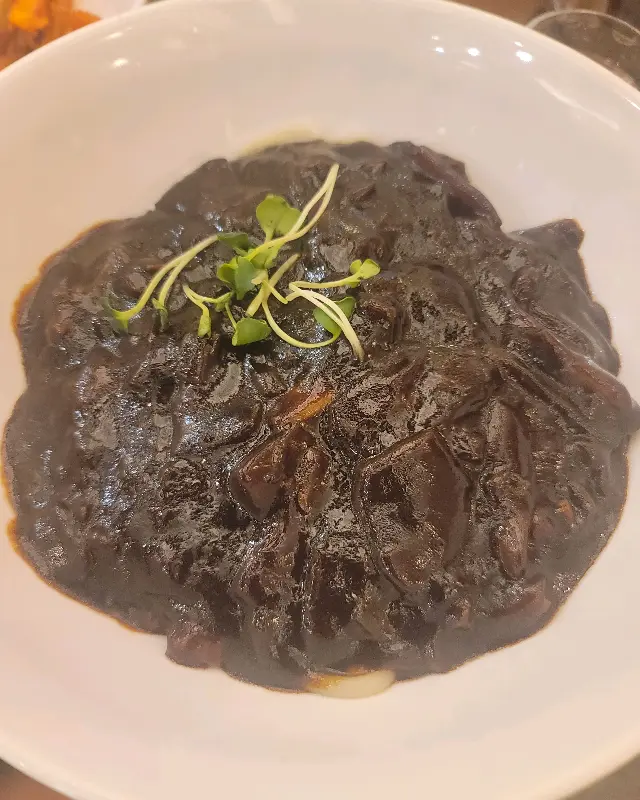 윤기가 흐르는 짜장 소스