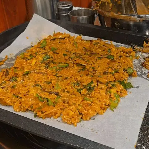 볶음밥을 만드는 모습