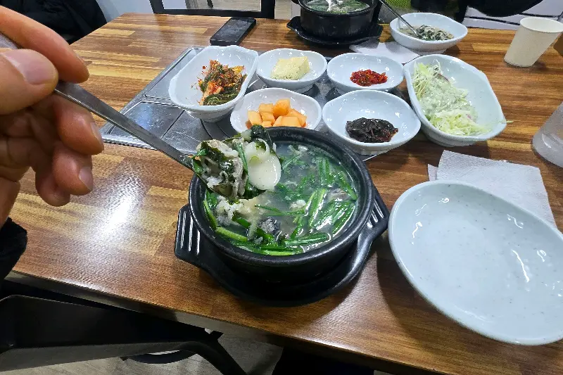 숟가락 위에 올려진 굴과 부추