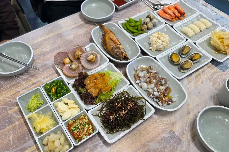 상다리 휘어지게 차려진 밑반찬