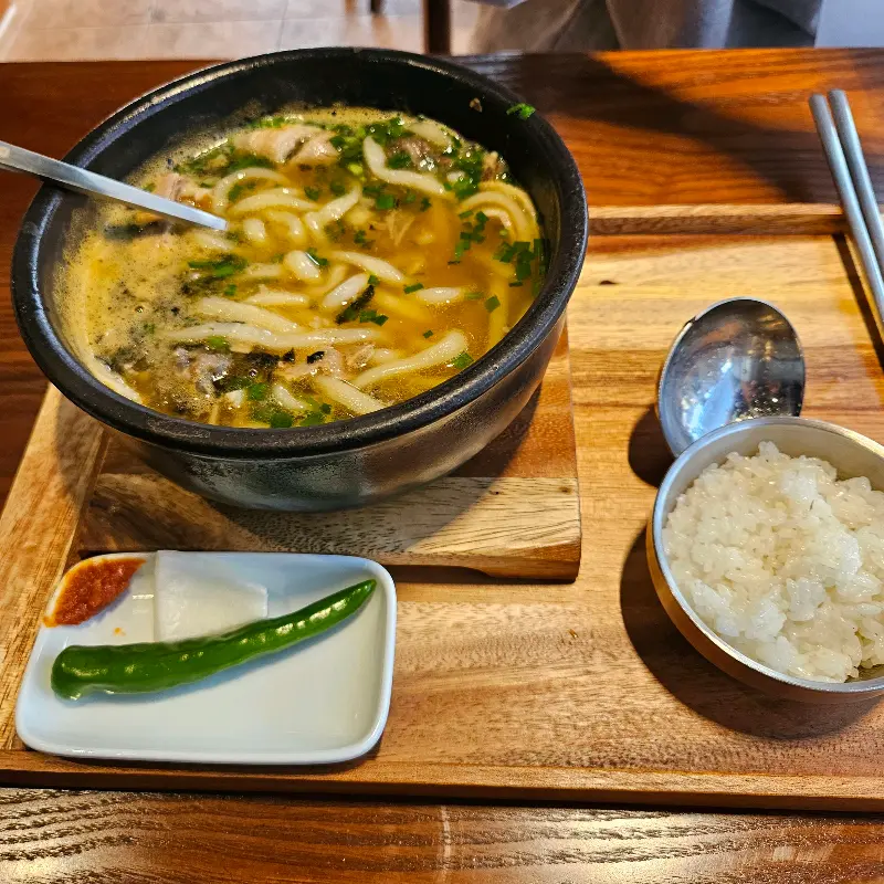 밥을 말아 먹으니 더욱 맛있는 우동 돼지국밥