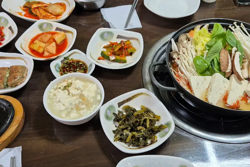 잣순두부 전골과 밑반찬