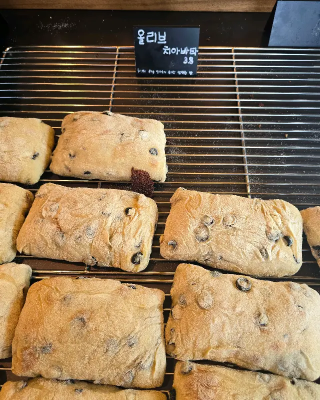 쟁반 가득 담긴 빵들