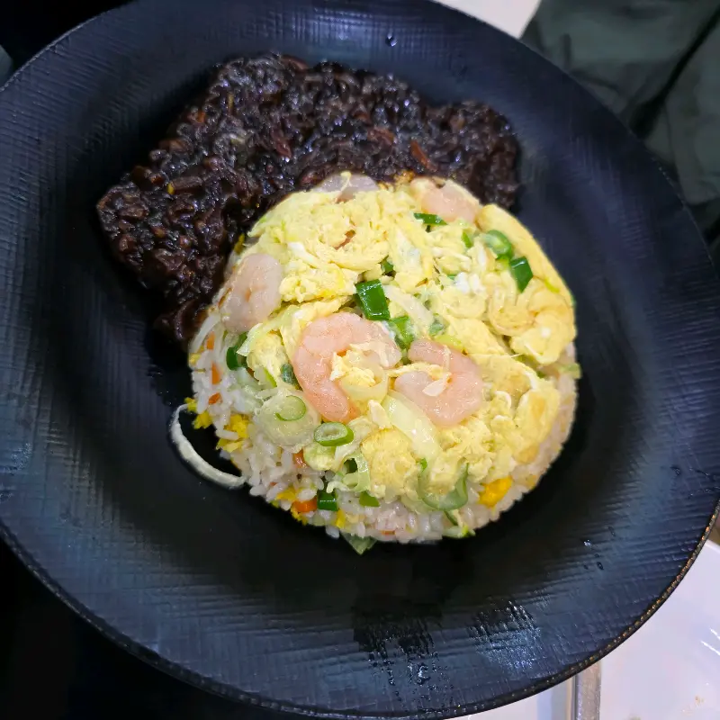 게살볶음밥과 짜장 소스