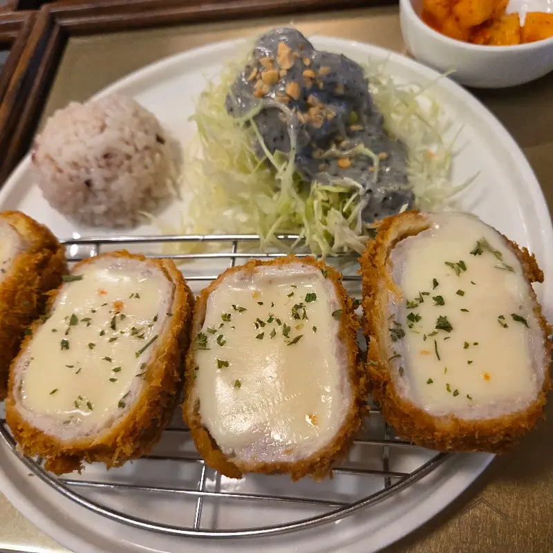 치즈가 듬뿍 들어간 치즈 돈까스