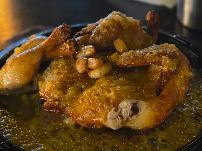 윤기가 좔좔 흐르는 누룽지 통닭