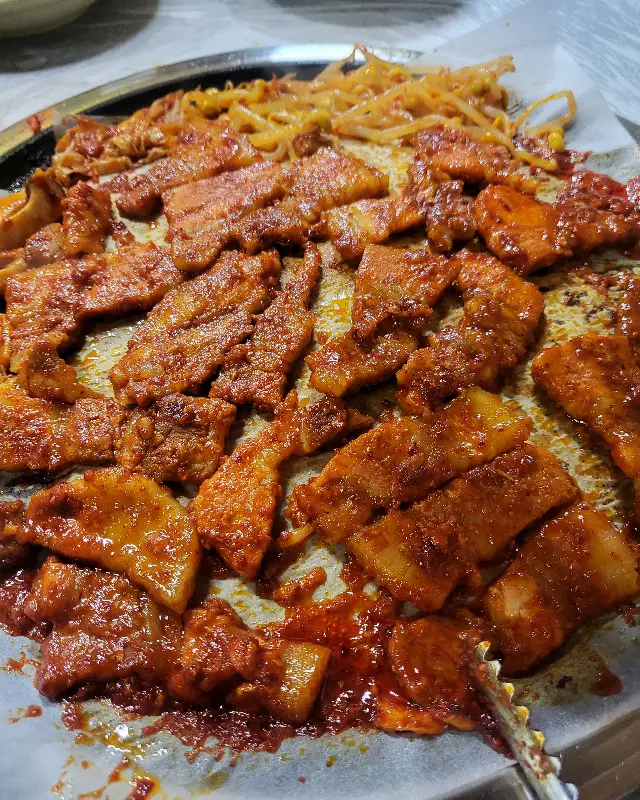 불판 가득 구워진 고추장 삼겹살