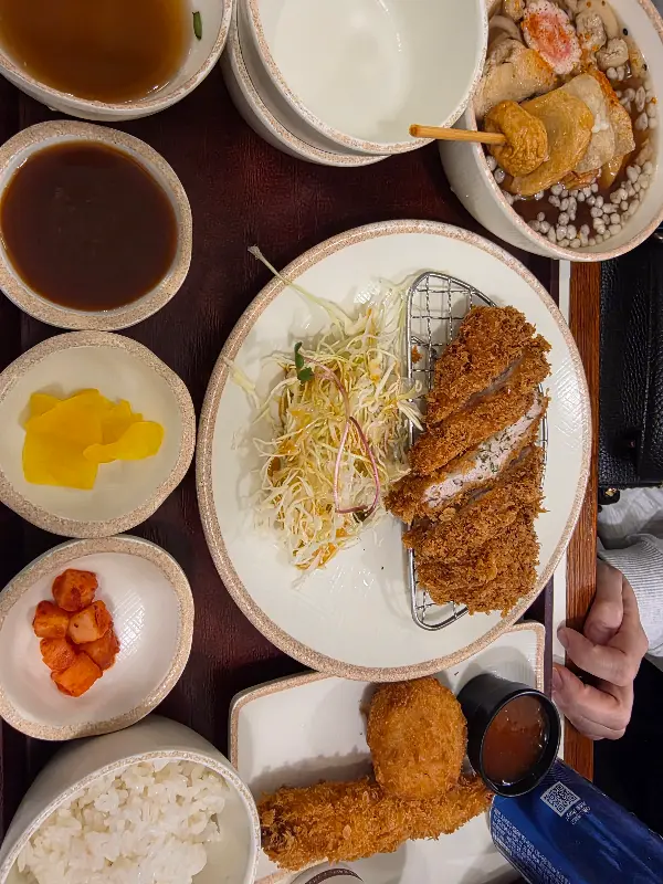 정갈한 돈까스 한 상 차림