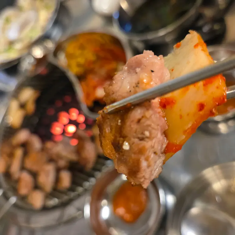 잘 구워진 삼겹살과 김치의 환상적인 조합