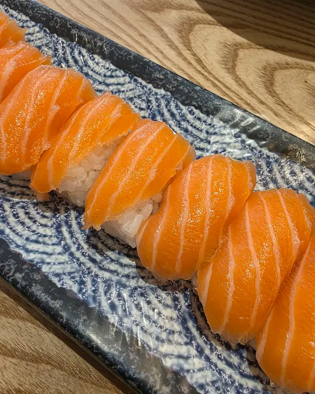 신선한 육회와 맛있는 소스의 조화