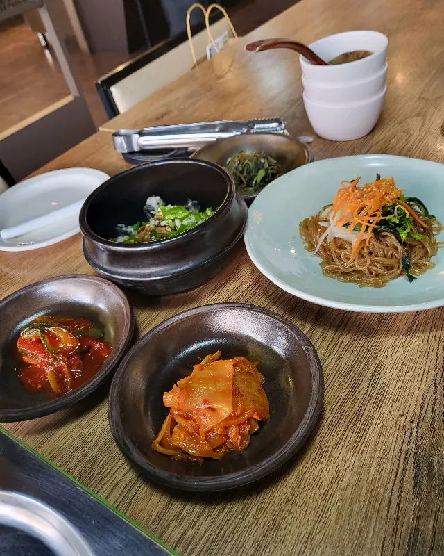 정갈하게 담겨 나온 밑반찬들