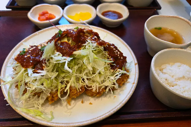 양배추 샐러드와 함께 먹는 돈까스