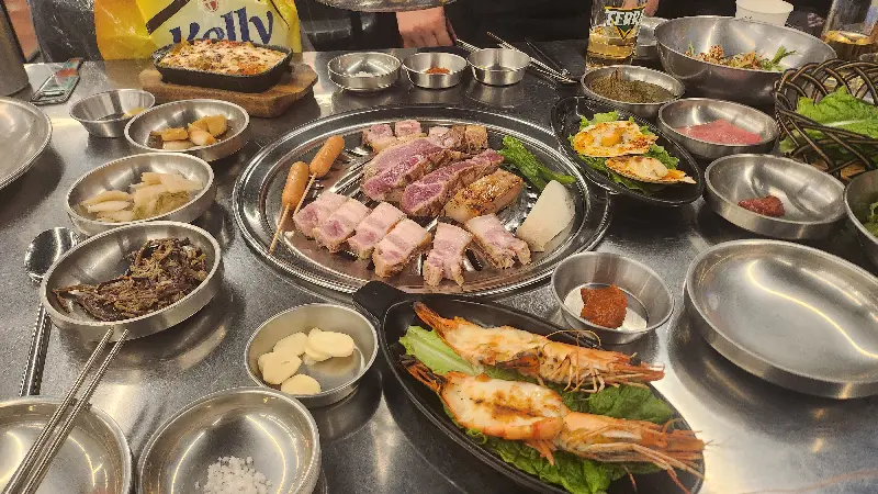 흑돼지 오겹살과 해산물의 조화