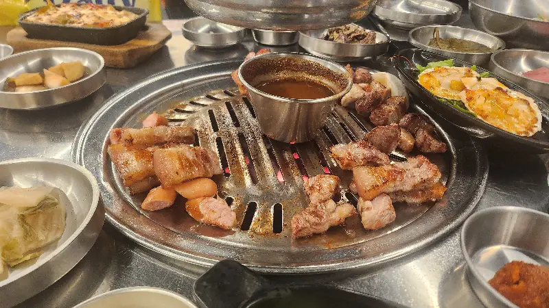 멜젓에 푹 찍어 먹는 흑돼지