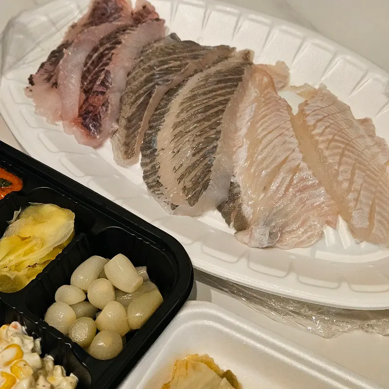 윤기가 좔좔 흐르는 참돔회