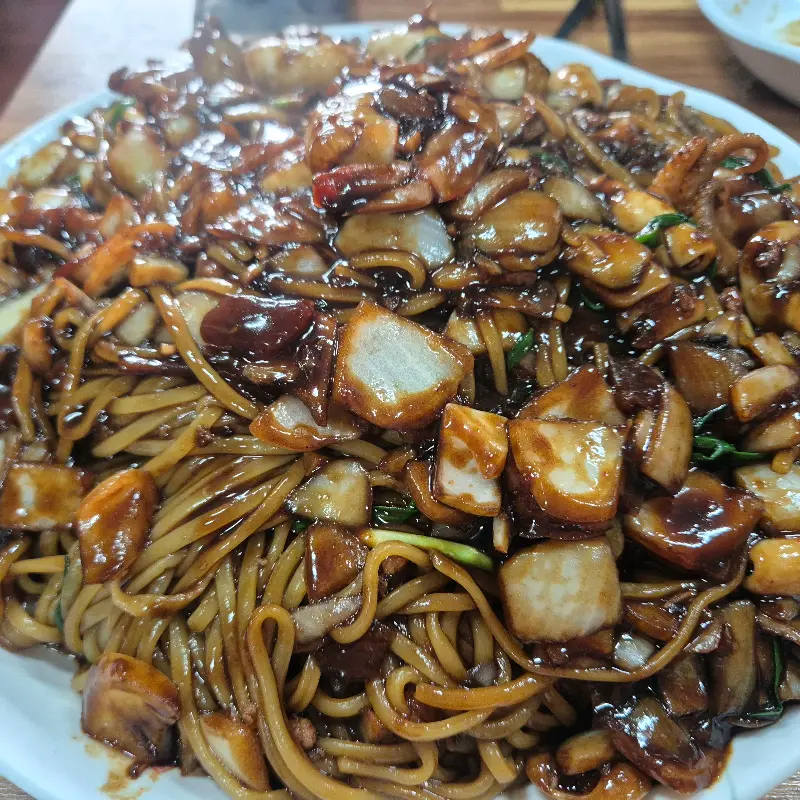 해물이 듬뿍 들어간 쟁반짜장