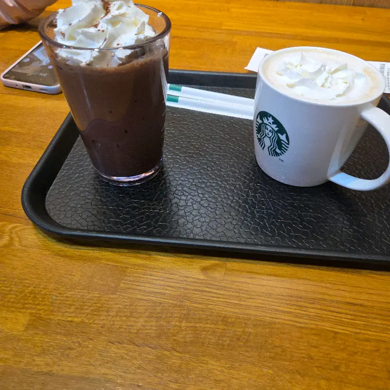 윈터 스카치 바닐라 라떼와 눈송이 케이크