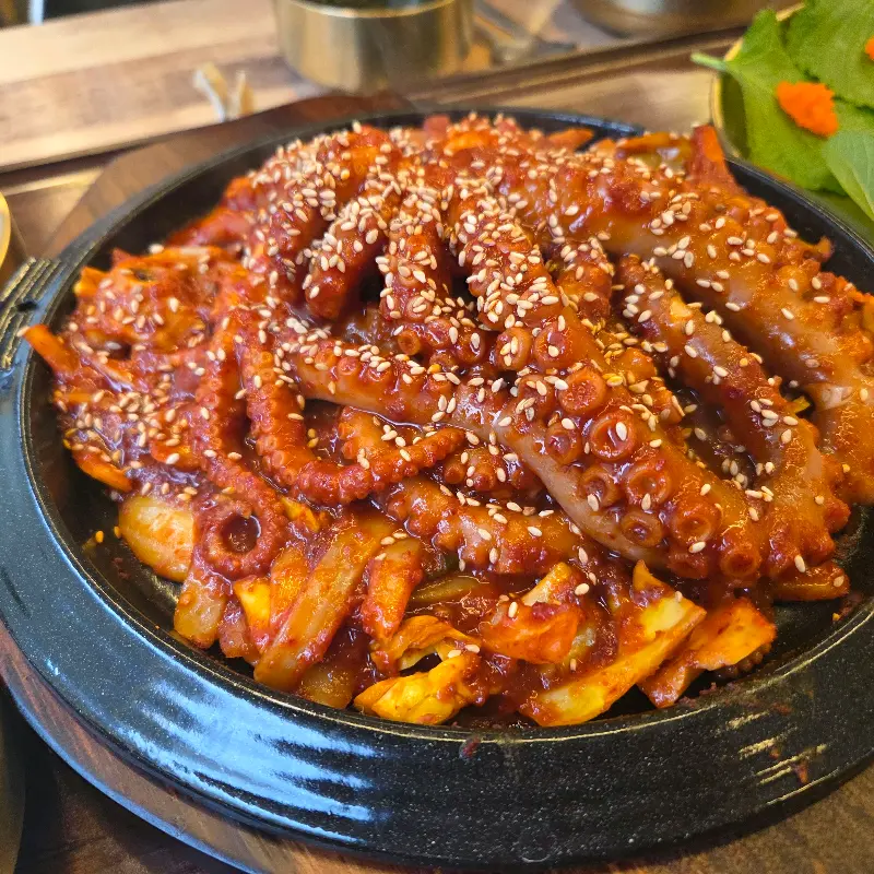 돌판 낙지볶음의 화려한 비주얼