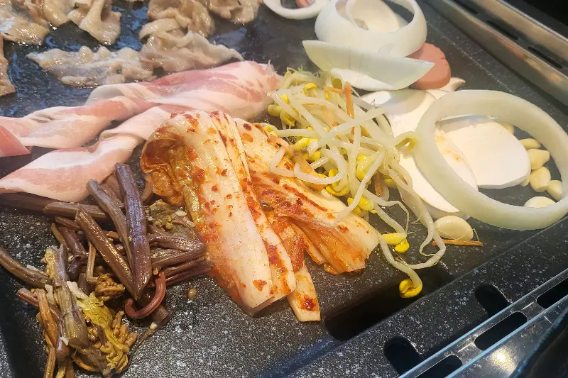 불판 위 재료들