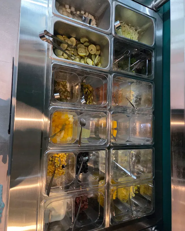 다양한 소스와 사이드 메뉴가 있는 샐러드바