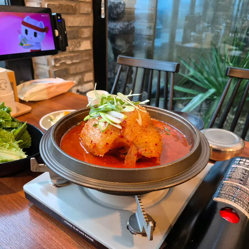 따뜻한 분위기의 이춘옥원조고등어쌈밥 월정점 내부