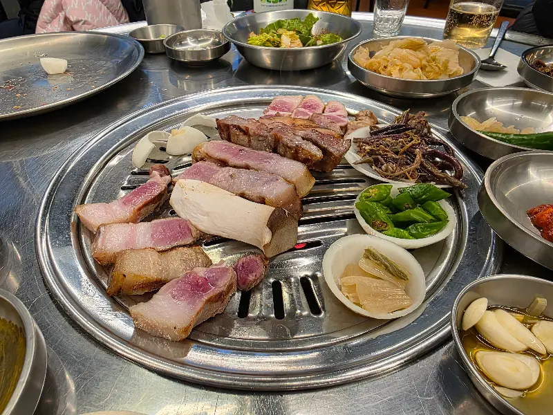 다양한 곁들임 채소와 함께 즐기는 흑돼지