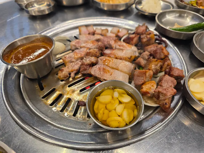 불판 위에서 익어가는 흑돼지