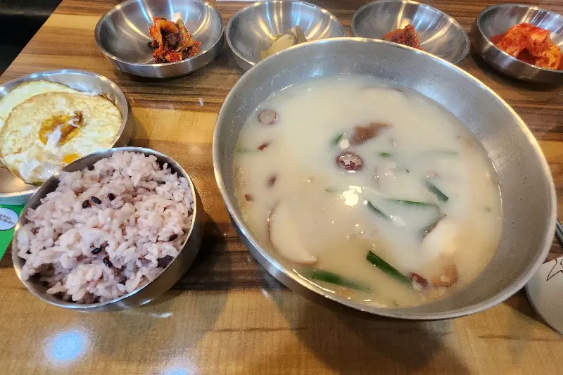 혼밥러들을 위한 맑은 한우보양곰탕